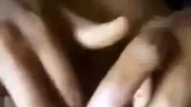 Desi wife enjoys having her XXX anus fingered by man in MMS clip