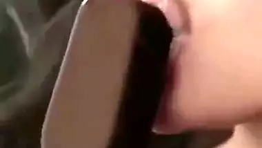 ???? Kareena Kapoor Loves Licking Suckin her Chocolate Ice Lolly