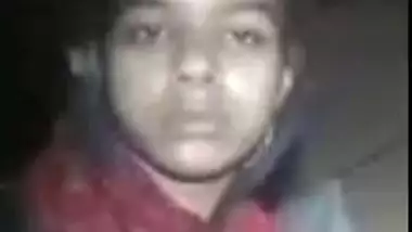 Desi girl exposes XXX body parts on camera for man making MMS video