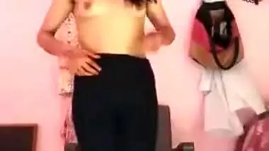 Desi films own XXX show taking clothes off and posing naked in sex video