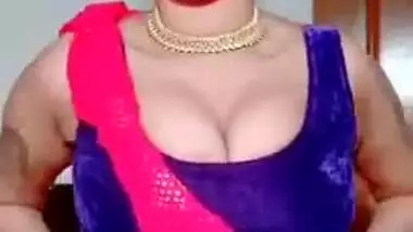 Joyful Desi chick in XXX sari provocatively moves her dazzling body