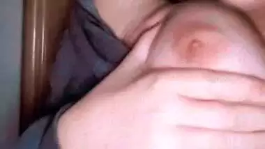Famous Instagram influencer boob show viral clip
