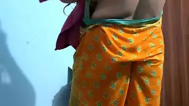 Curvaceous Indian girl removing saree and nude show