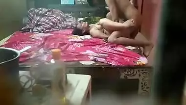 Voyeur captures Dewar boy fucking Desi pussy in big bed in XXX video