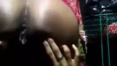 Amateur Desi girl has naked XXX body parts to show off on camera